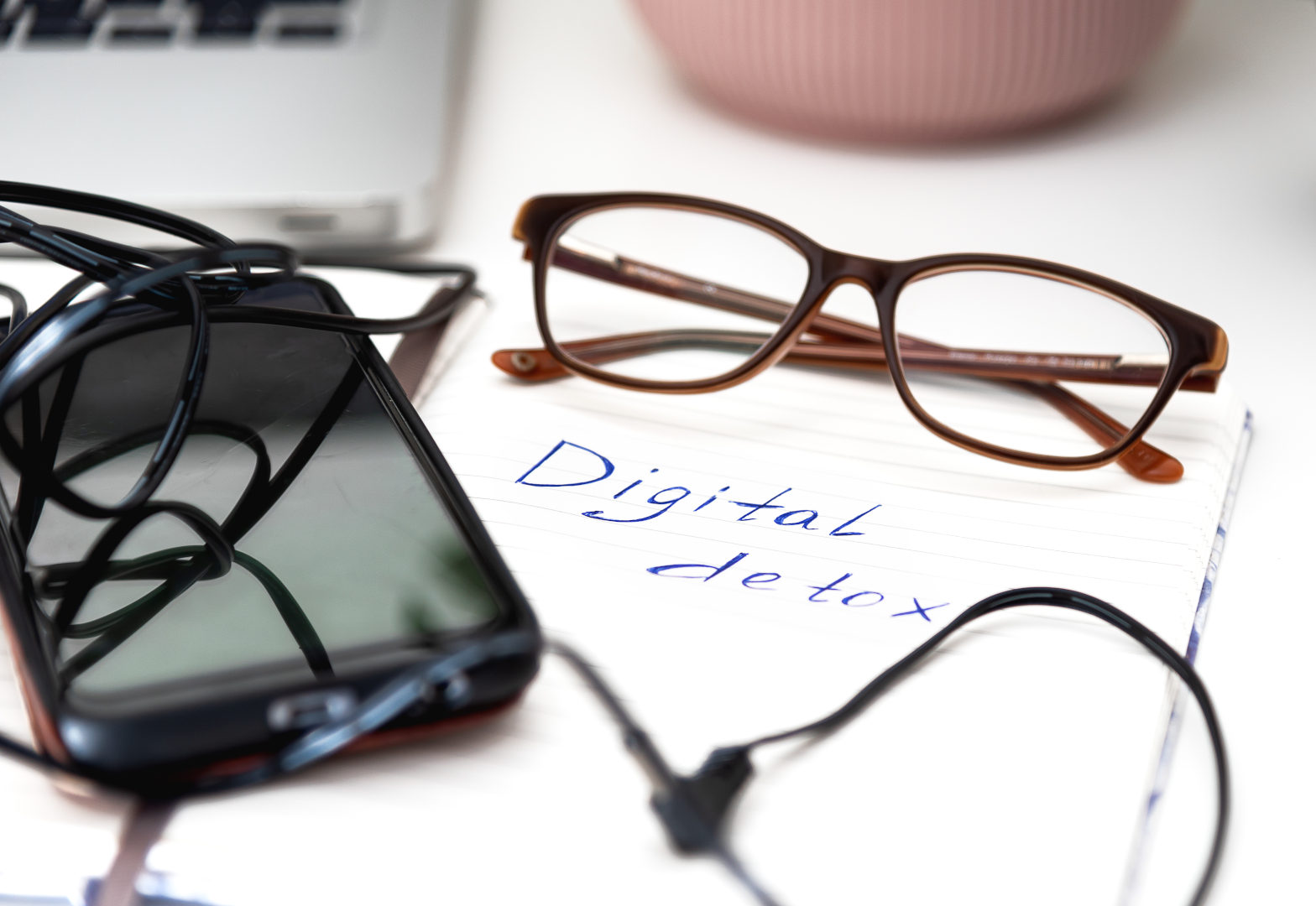 Essen, Gehen, Schweigen Im Retreat verändert sich der Tag nicht durch besondere Ereignisse, sondern durch seine Einfachheit. Es gibt keinen engen Ablauf, keine Abfolge von Programmpunkten, keine Erwartungen an Leistung oder Teilnahme. Stattdessen entsteht ein ruhiger Rhythmus, der sich aus dem ergibt, was da ist.